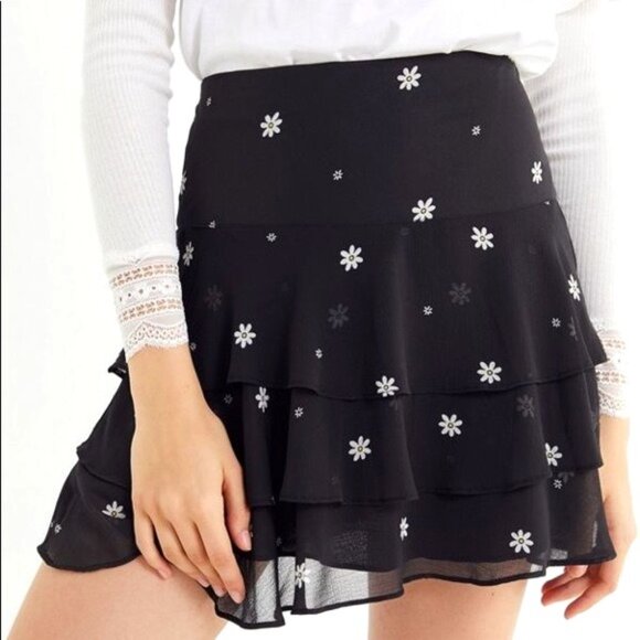 Urban Outfitters Evelyn Tiered Floral Daisy Ruffle Mini Skirt Size M EUC - Picture 3 of 14